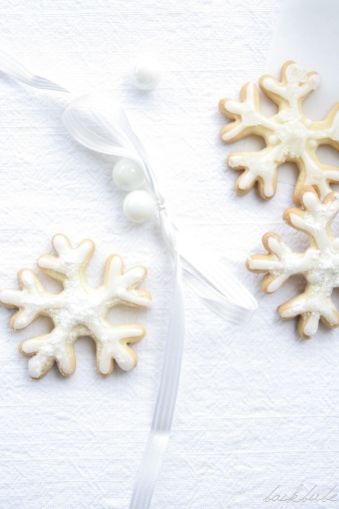 Eiskristalle mit Eisbonbon-Splittern & süßem Schnee - 3 Kekse